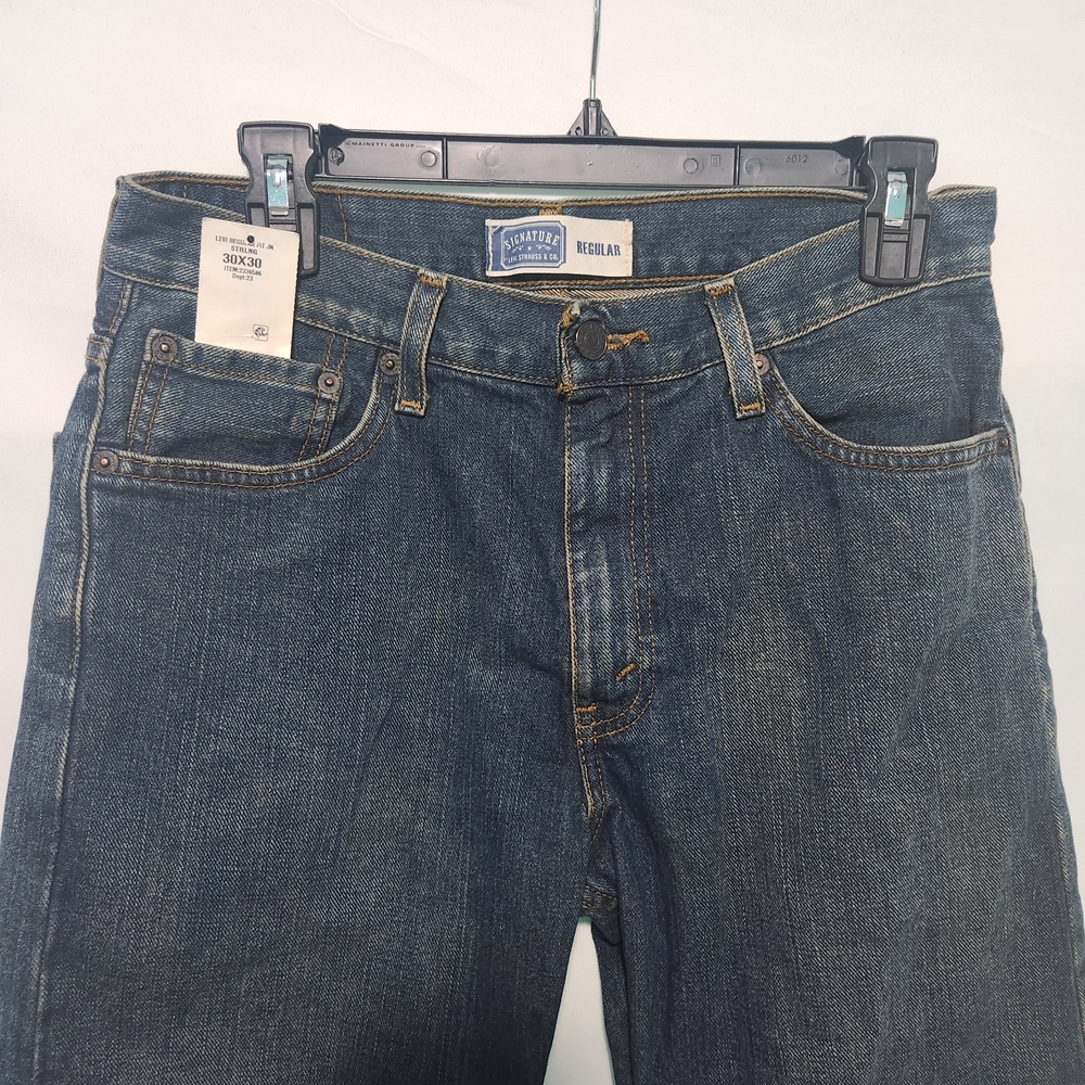 New Signature Levi Regular Straight Leg Jeans. Size 30x30. 100% Cotton.